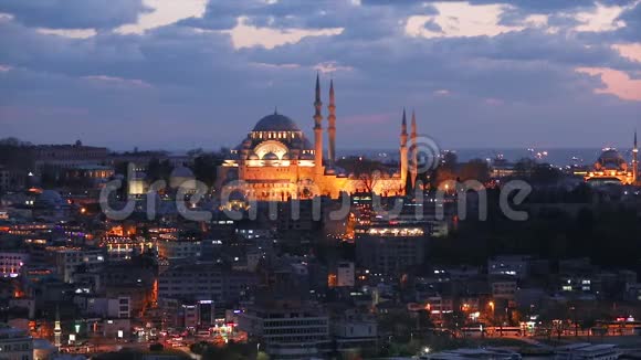 夜晚的蓝色清真寺上面有美丽的云彩土耳其伊斯坦布尔2019年4月10日视频的预览图