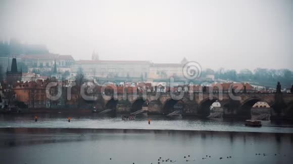 雾迷的帕格查尔斯桥全景旅游城市欧洲概念拍摄红色相机10位彩色视频的预览图