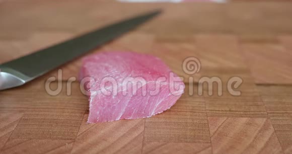 寿司主厨为日本生鱼片和寿司切薄片也叫torootoro或chutoro视频的预览图