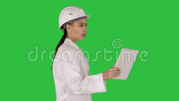 女工程师与平板电脑制作视频呼叫绿色屏幕铬键视频的预览图