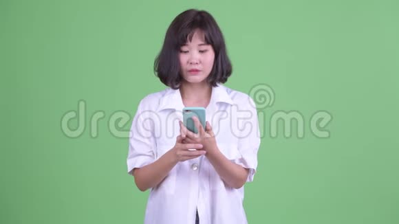 压力重重的亚洲女商人打电话得到坏消息视频的预览图