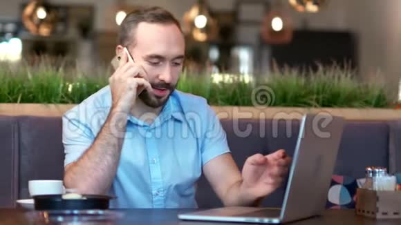 微笑的白种人男队队长用智能手机进行商务对话的画像视频的预览图