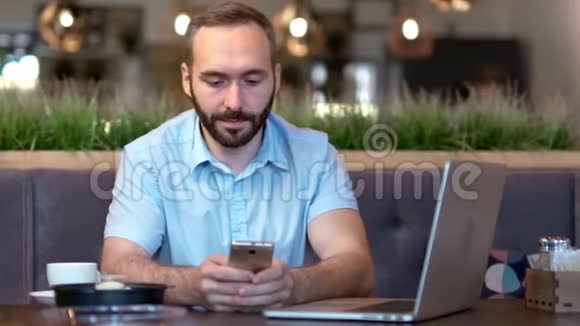 微笑的年轻商人喜欢用智能手机聊天打字的画像视频的预览图