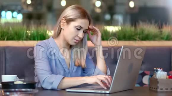 中镜头时尚的独立自由职业者妇女使用笔记本电脑键盘输入文字视频的预览图