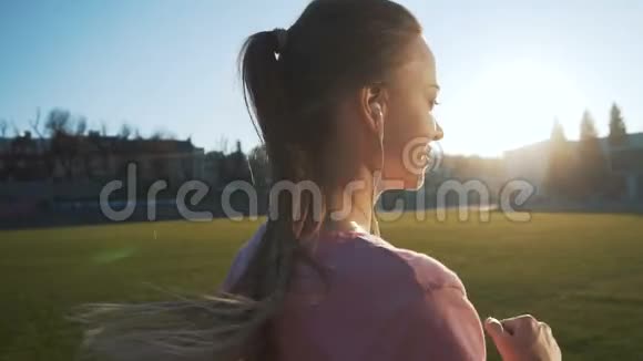 女人在日落时奔跑视频的预览图