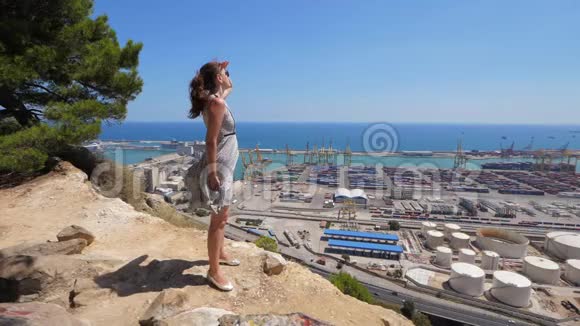 在巴塞罗那观景台穿着风装的女人视频的预览图