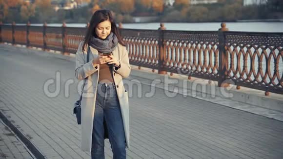 年轻女子使用智能手机女孩在手机上阅读使用应用程序在社交媒体上交流发短信视频的预览图