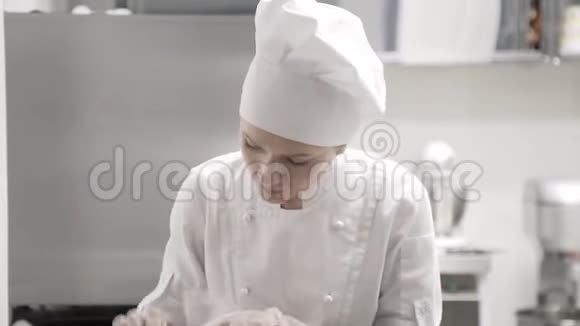 一个女面包师在工作的肖像视频的预览图