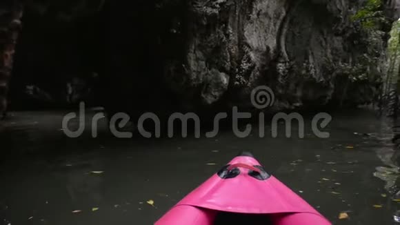穿过泰国的一个山洞视频的预览图