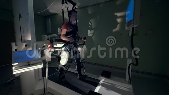 一名男子正在进行一项步行模拟装置的体能训练视频的预览图