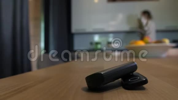 从厨房桌上拿车钥匙的女性手视频的预览图