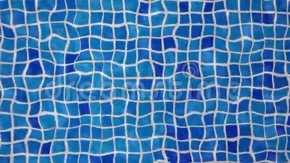 带蓝色马赛克背景和透明水效果的泳池底部视频的预览图