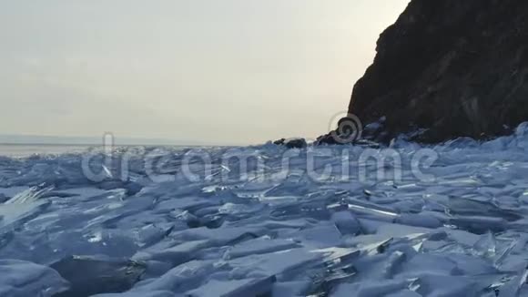 水库冰石晚上冰面的美景视频的预览图