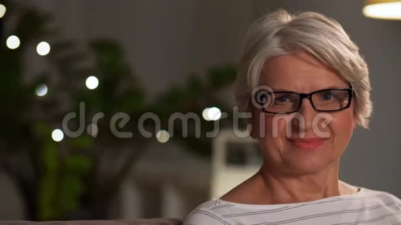 晚上在家幸福的老年妇女画像视频的预览图