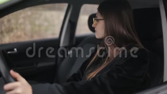 一位私人侦探坐在车里向她介绍了她丈夫的调查情况视频的预览图