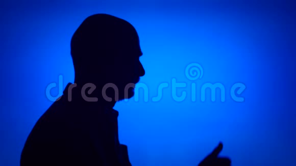 年长者的剪影在蓝色背景上构成拇指男的脸在侧写显示竖起大拇指视频的预览图