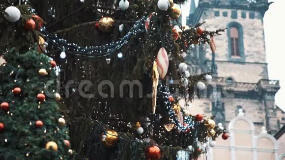 布拉格老城广场的圣诞礼物拍摄红色相机10位彩色视频的预览图