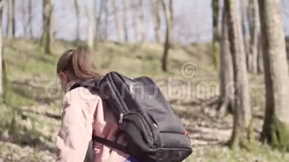 带背包的女旅行者在森林里旅行视频的预览图