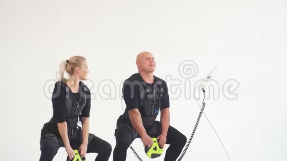 适合男人和女人穿电动肌肉套装用哑铃刺激视频的预览图