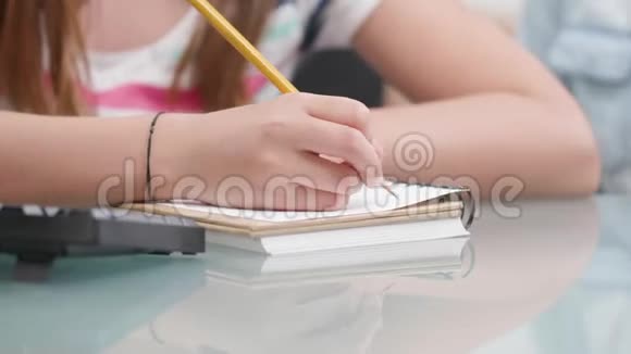 小女孩手在笔记本上画东西视频的预览图