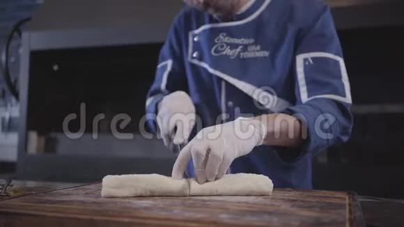 穿着蓝色厨师制服的熟练男子在现代土耳其餐厅烹饪卢拉串用皮塔包裹烤肉串视频的预览图