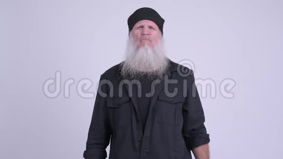 成熟的留胡子的时髦男人用哑铃锻炼视频的预览图