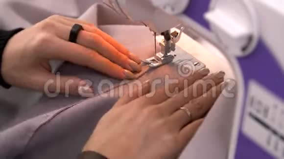 时间流逝的视频妇女的手缝布缝机关闭缝纫机后面的裁缝机器运转视频的预览图