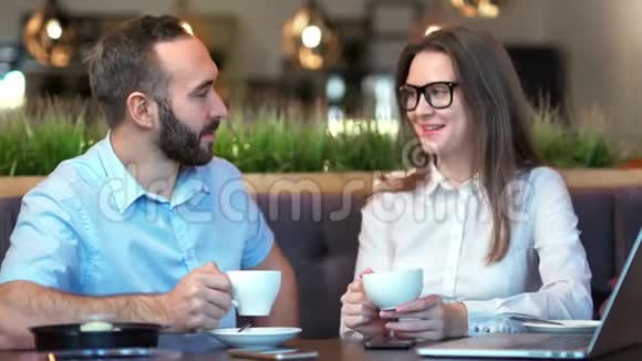 商业伙伴男人和女人微笑着享受着咖啡馆的非正式会议视频的预览图