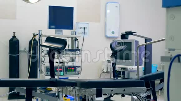 带有妇科检查椅和其他设备的医疗室视频的预览图