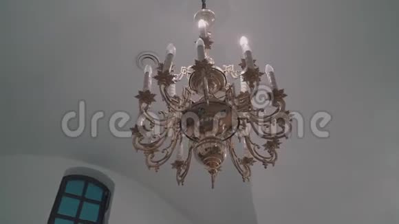 一盏漂亮的大吊灯挂在东正教教堂的天花板上TT视频的预览图