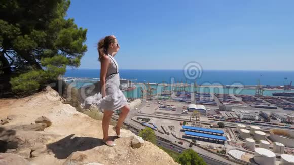 从巴塞罗那山顶欣赏大海和集装箱港口全景视频的预览图