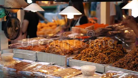 传统的亚洲食品在街上出售在炎热的晚上当地的夜间食品市场视频的预览图