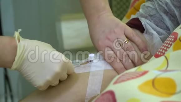 医疗诊所医院护士用大注射器病人静脉注射药物视频的预览图