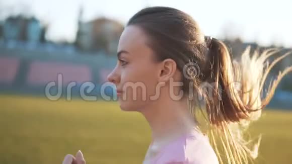 女孩在体育场跑步视频的预览图