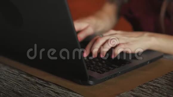 穿着智能手表的年轻女士使用笔记本电脑在户外咖啡馆工作的女性视频的预览图