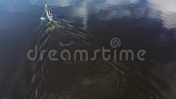 运动员划船上板划桨户外活动上水录像一名运动员的高空俯视图视频的预览图