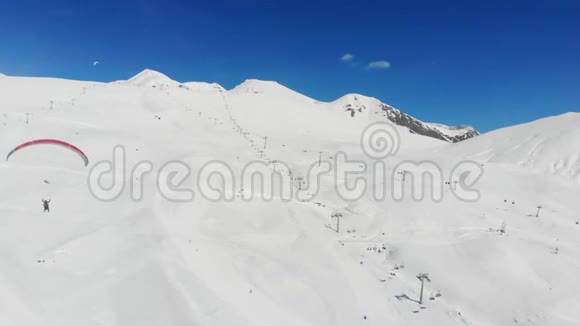 4k人在冬季的山上跳伞视频的预览图