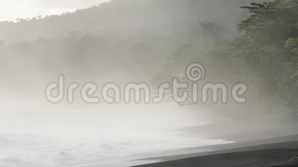 清晨薄雾中的沙滩曼谷国家公园的黑沙火山海滩曼谷海岸的清晨雾霭视频的预览图