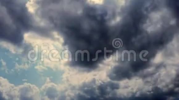 时光流逝深蓝色的天空奔跑着灰色的雷云雨云太阳的稀有光线穿过视频的预览图