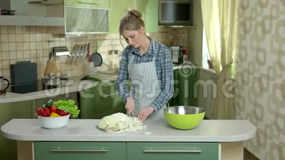割白菜的女人视频的预览图
