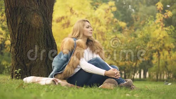 秋天中央公园里美丽天气的女人黄叶视频的预览图