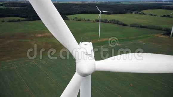 特写航拍大风车涡轮带旋转的红色叶片条纹可再生生态能源概念视频的预览图