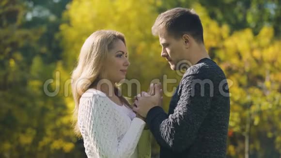 在寒冷的秋日一对夫妇牵着手温暖着心爱的人视频的预览图
