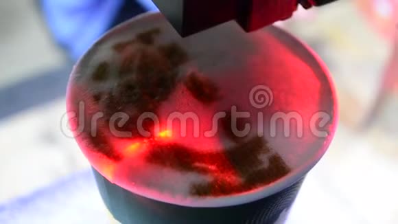 3D咖啡纸制作的泡沫咖啡拿铁女人的脸视频的预览图