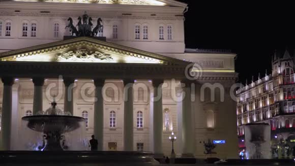 莫斯科Bolshoi剧院美丽的复古立面建于1776年夜间4K视频的预览图