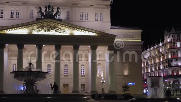 莫斯科Bolshoi剧院美丽的复古立面建于1776年夜间4K视频的预览图