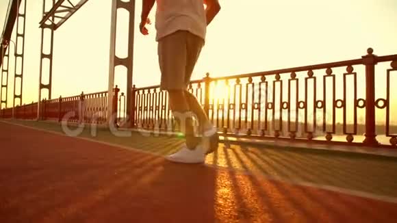 男性腿部跑步的特写视频的预览图