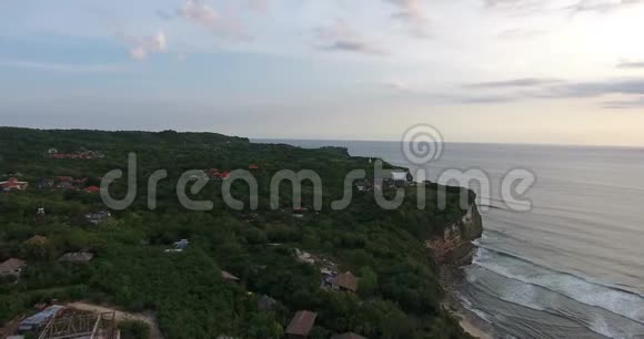 巴厘岛海岸线和度假村鸟瞰图岩石海滩和悬崖印度尼西亚视频的预览图