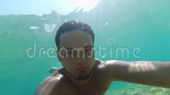 白种人用照相机在水下游泳视频的预览图