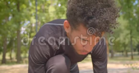 正在户外活动的准备在公园跑步的年轻运动型非裔美国男性慢跑者的特写镜头视频的预览图